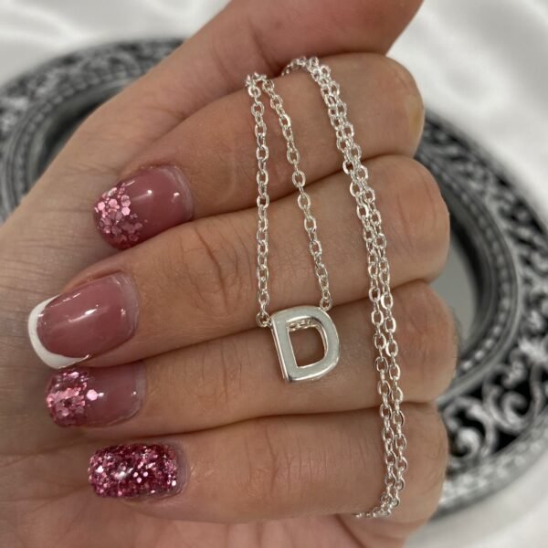 a conjunto cadena con dije inicial D con cadena acero blanco de regalo